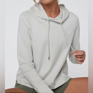 Vuori Halo Essential Hoodie in Salt Heather